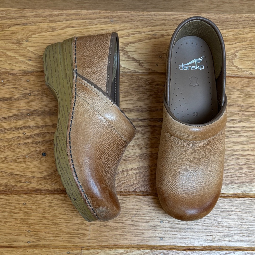 Dansko women’s Honey Distressed Leather Clogs